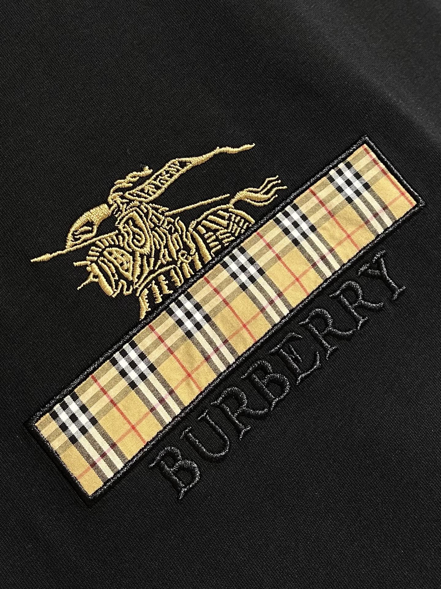Burberry 圆领格纹装饰织带棉质T恤，本款T恤甄选230g高支长绒棉作为核心面料，经精梳工艺去除杂