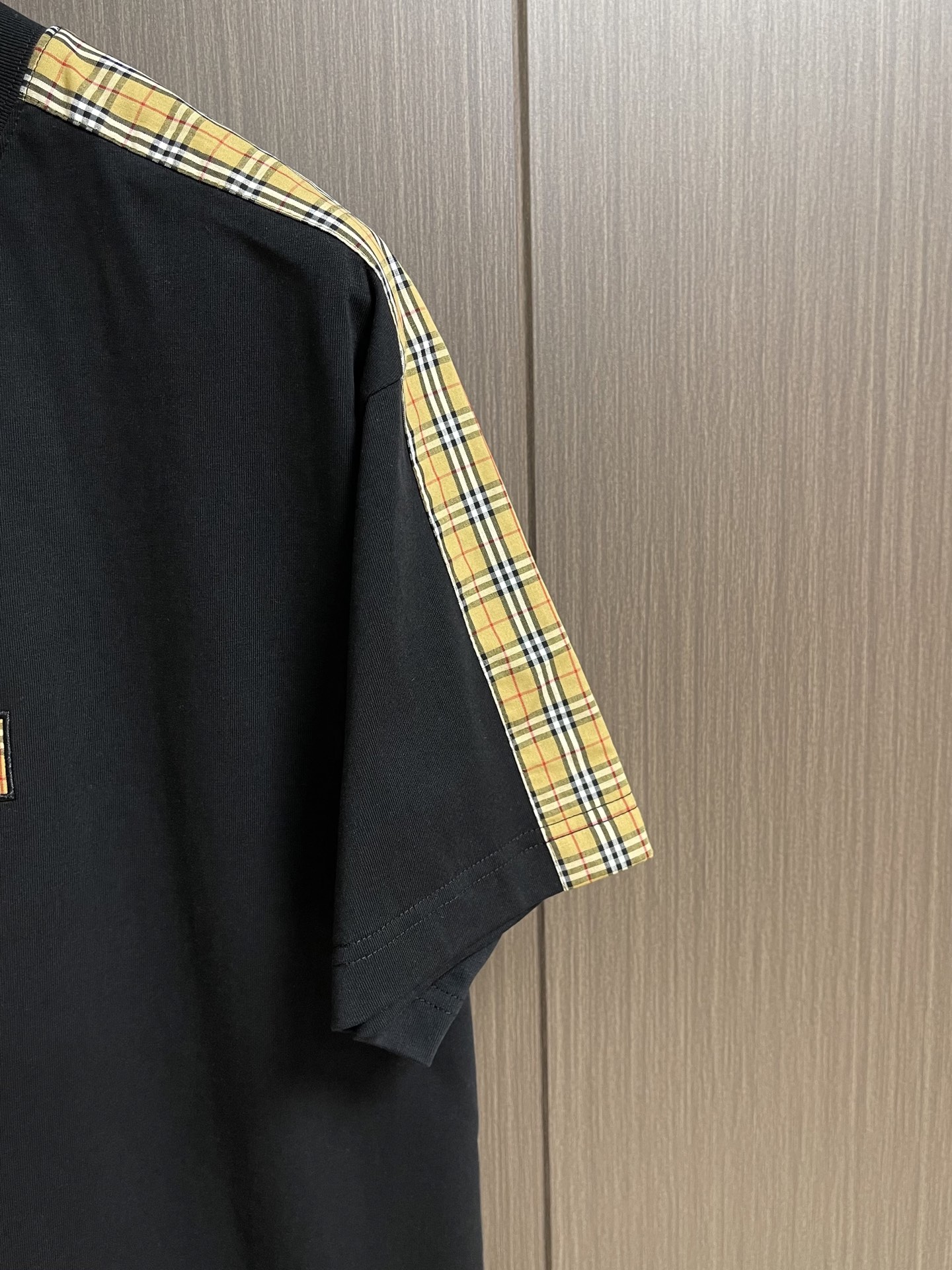 Burberry 圆领格纹装饰织带棉质T恤，本款T恤甄选230g高支长绒棉作为核心面料，经精梳工艺去除杂