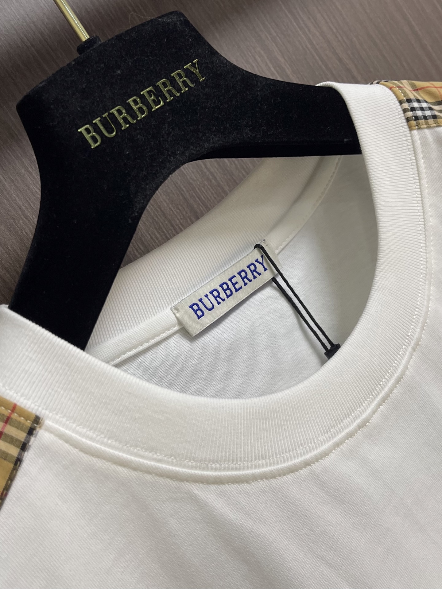 Burberry 圆领格纹装饰织带棉质T恤，本款T恤甄选230g高支长绒棉作为核心面料，经精梳工艺去除杂