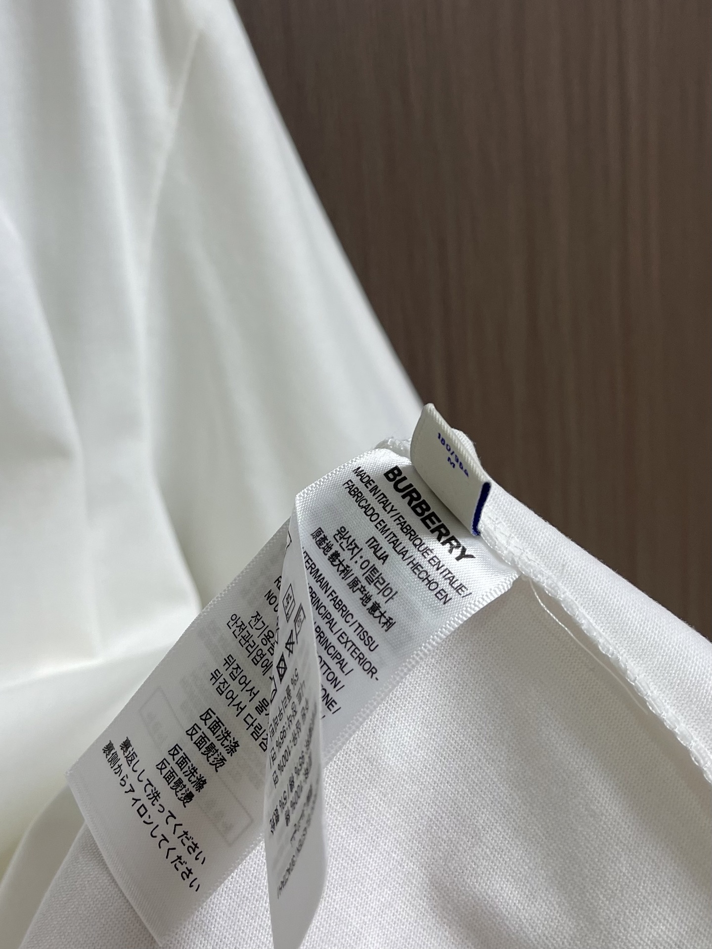 Burberry 圆领格纹装饰织带棉质T恤，本款T恤甄选230g高支长绒棉作为核心面料，经精梳工艺去除杂
