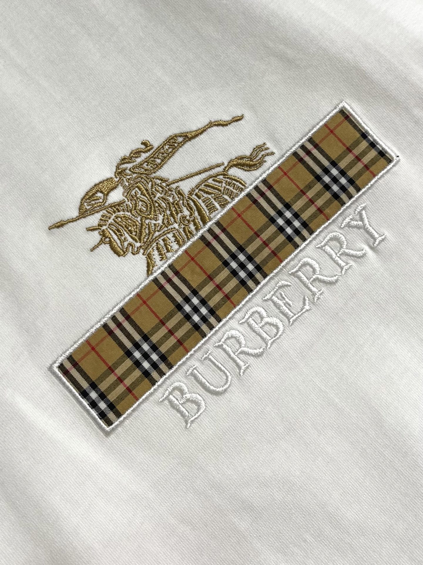 Burberry 圆领格纹装饰织带棉质T恤，本款T恤甄选230g高支长绒棉作为核心面料，经精梳工艺去除杂