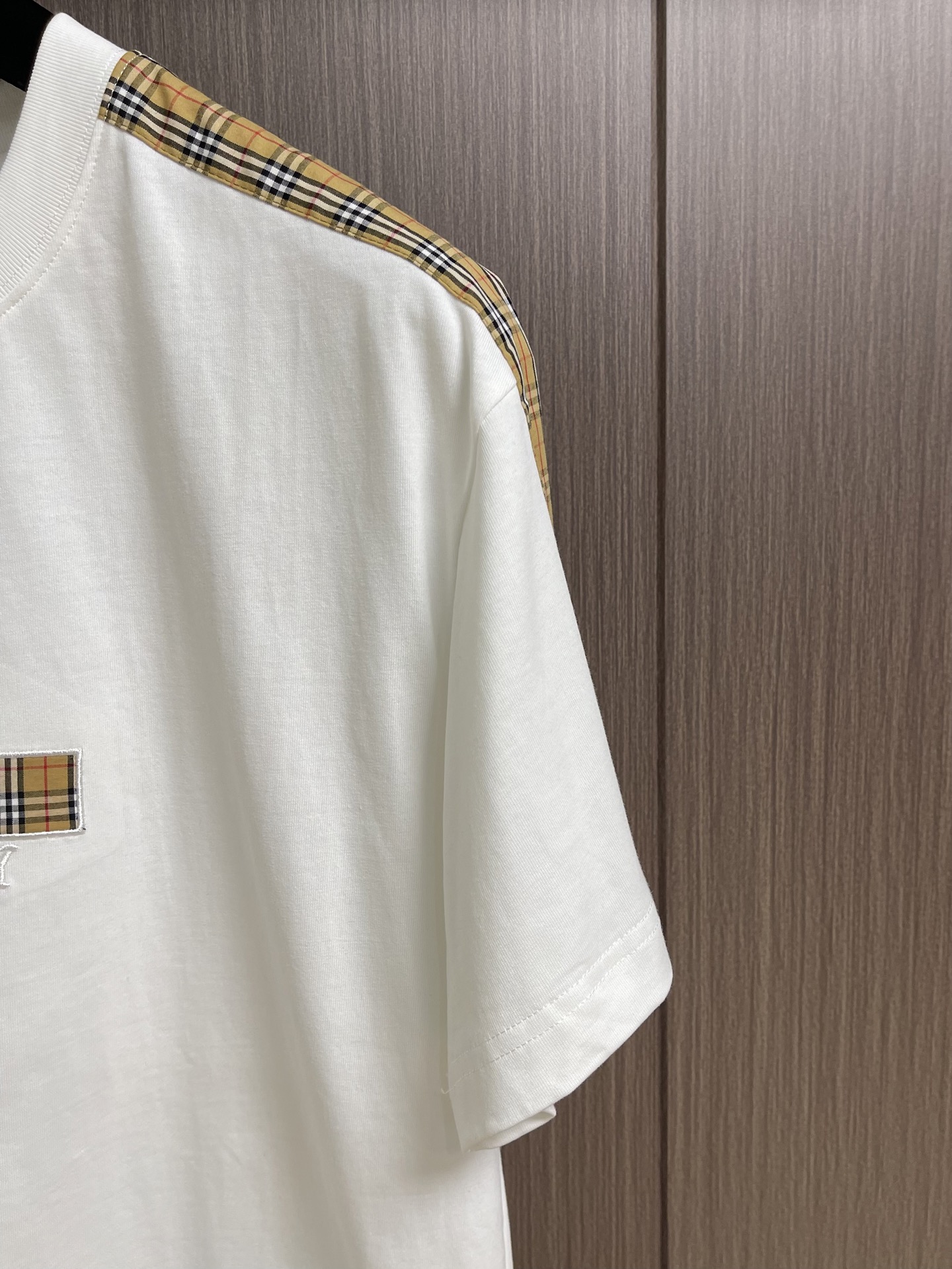 Burberry 圆领格纹装饰织带棉质T恤，本款T恤甄选230g高支长绒棉作为核心面料，经精梳工艺去除杂