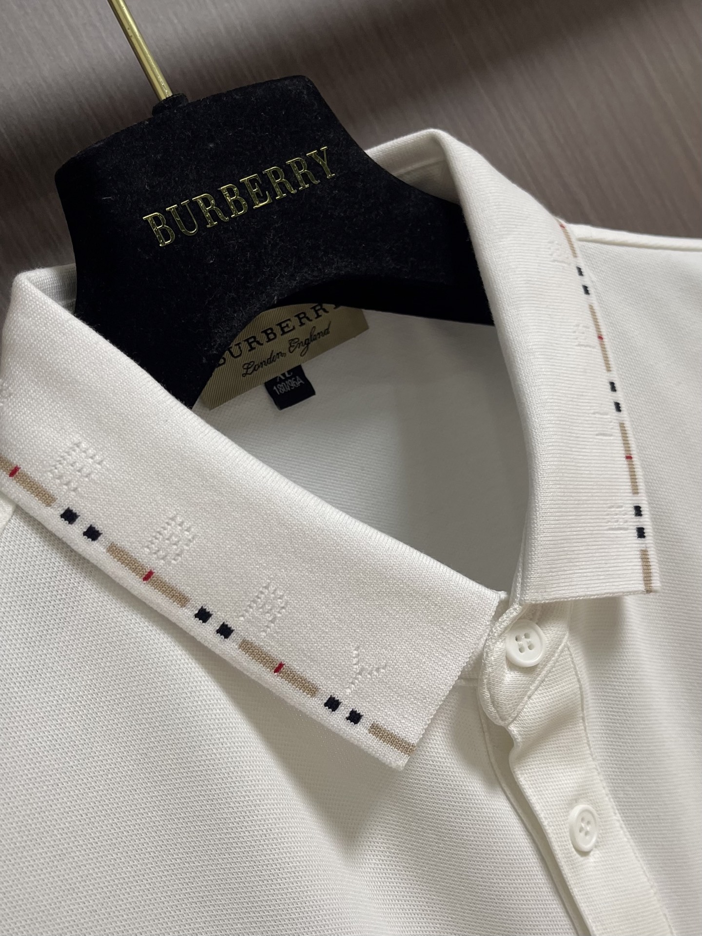 Burberry 2026SS春夏新款翻领Polo衫，经典织带门襟，TB植绒刺绣Logo标识，定制字母标