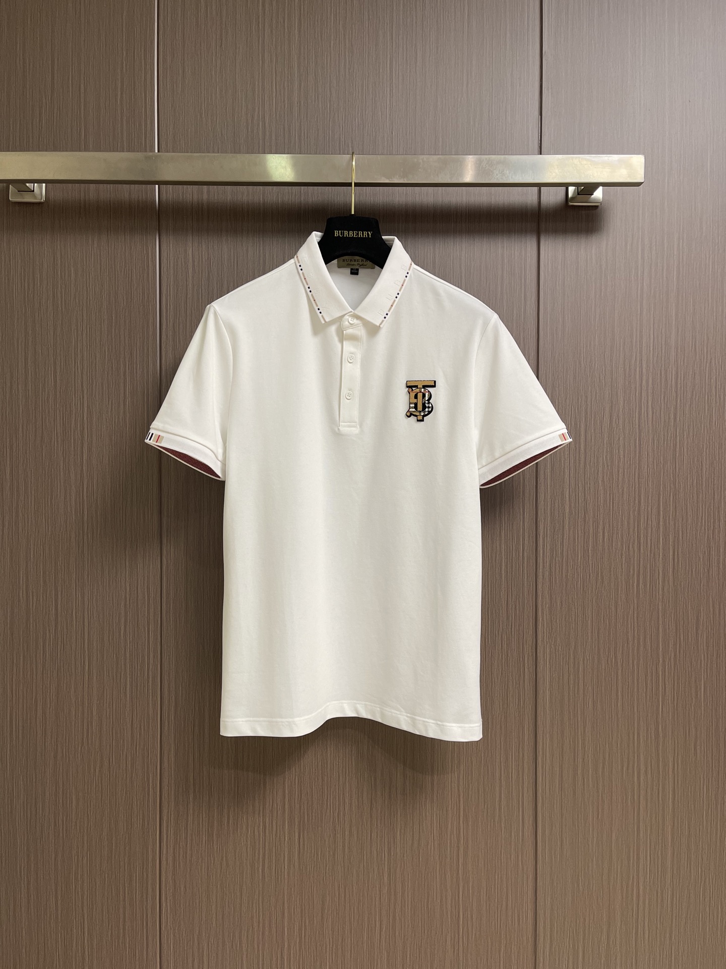 Burberry 2026SS春夏新款翻领Polo衫，经典织带门襟，TB植绒刺绣Logo标识，定制字母标