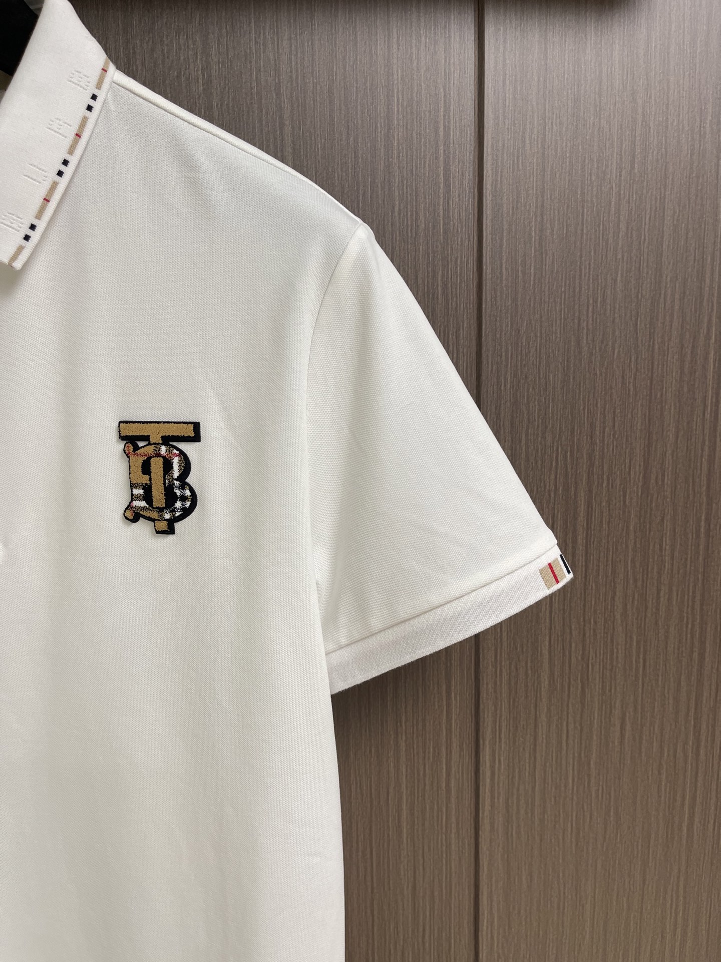 Burberry 2026SS春夏新款翻领Polo衫，经典织带门襟，TB植绒刺绣Logo标识，定制字母标