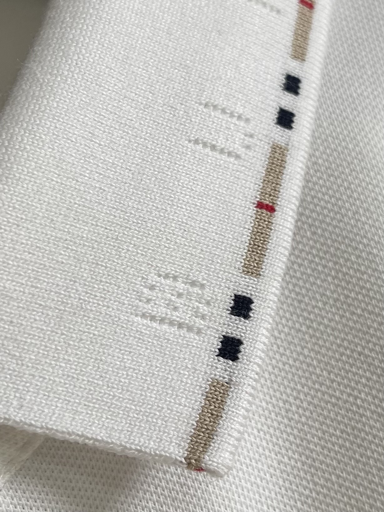 Burberry 2026SS春夏新款翻领Polo衫，经典织带门襟，TB植绒刺绣Logo标识，定制字母标