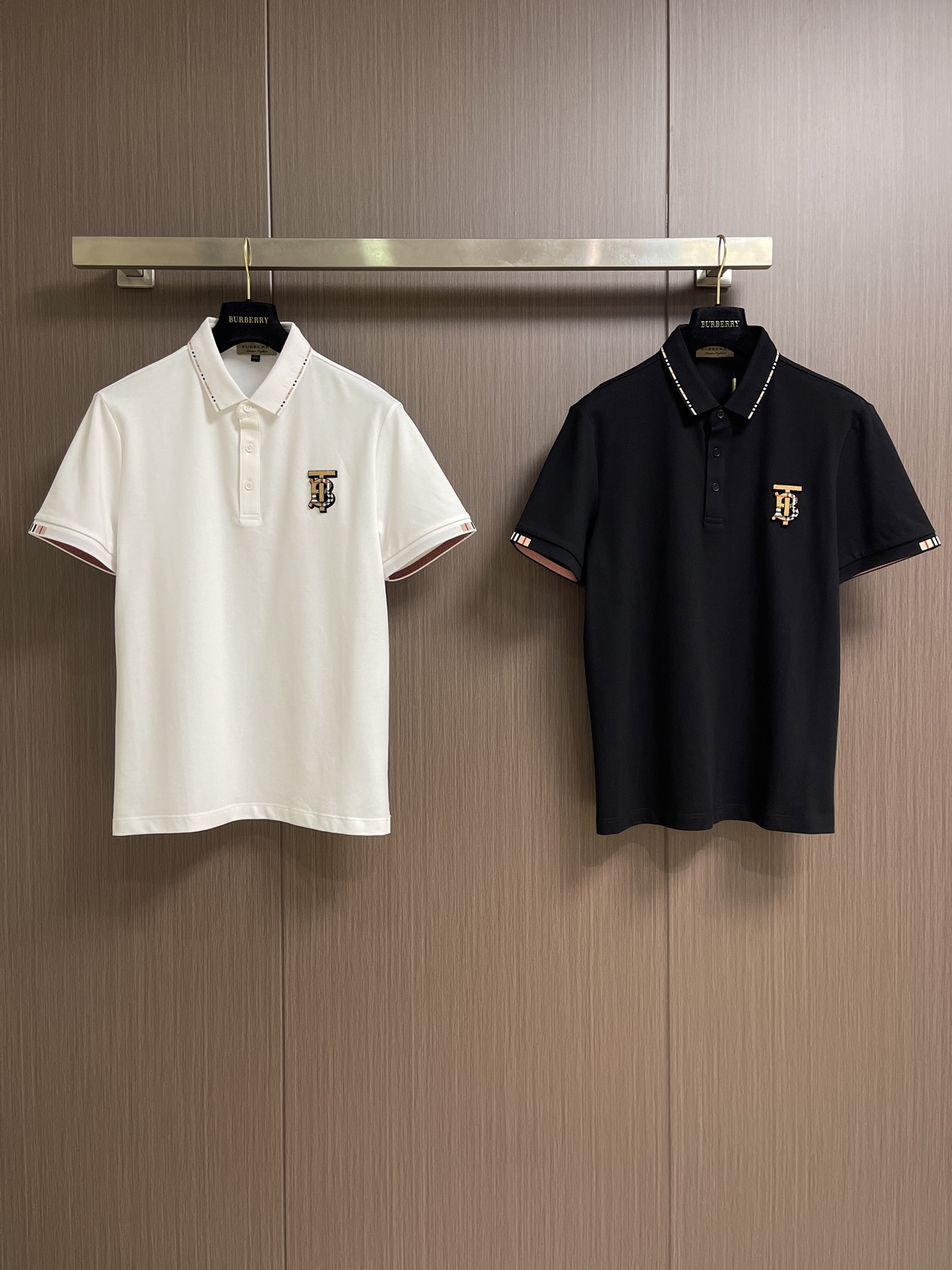 Burberry 2026SS春夏新款翻领Polo衫，经典织带门襟，TB植绒刺绣Logo标识，定制字母标