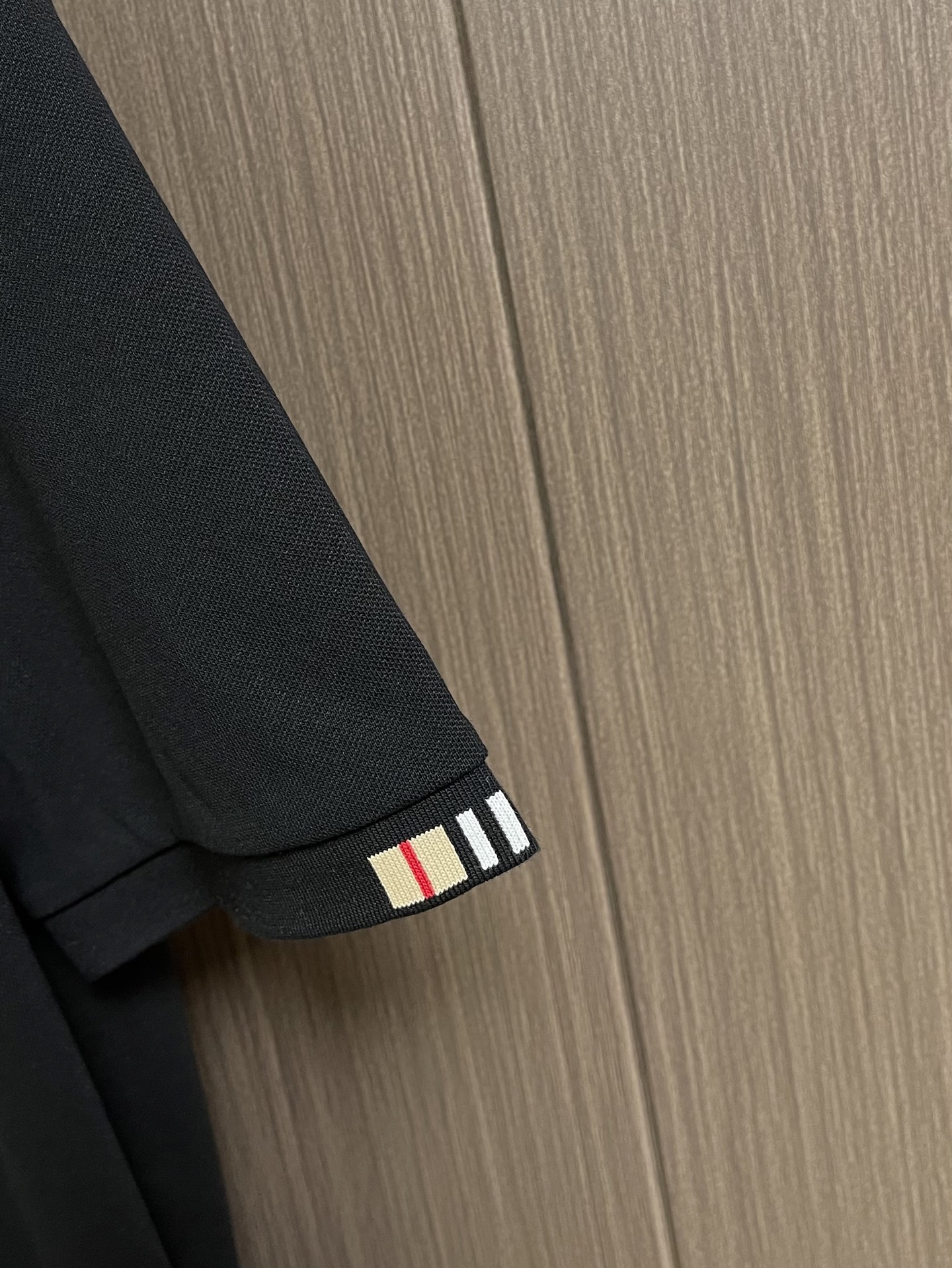 Burberry 2026SS春夏新款翻领Polo衫，经典织带门襟，TB植绒刺绣Logo标识，定制字母标