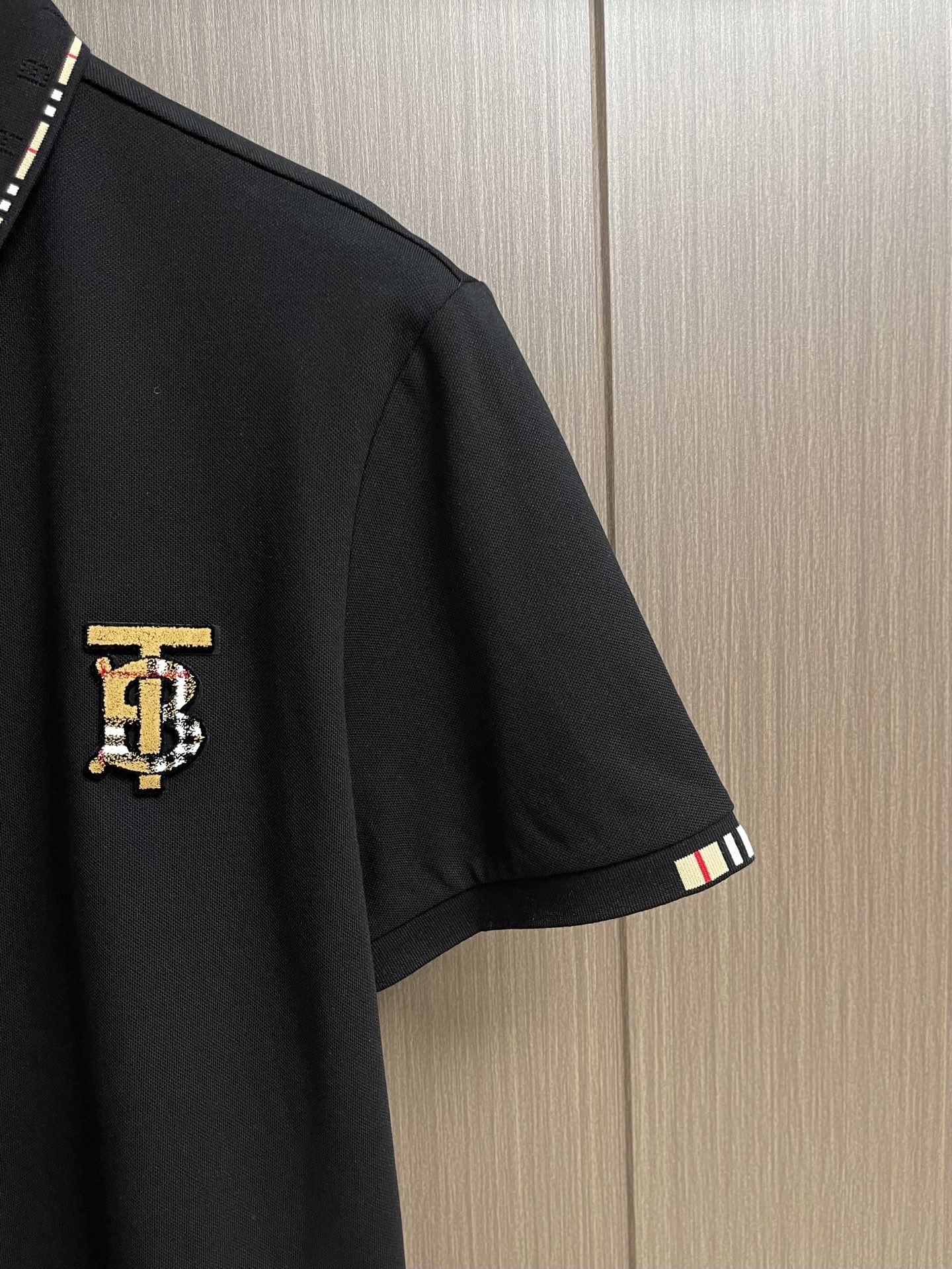 Burberry 2026SS春夏新款翻领Polo衫，经典织带门襟，TB植绒刺绣Logo标识，定制字母标