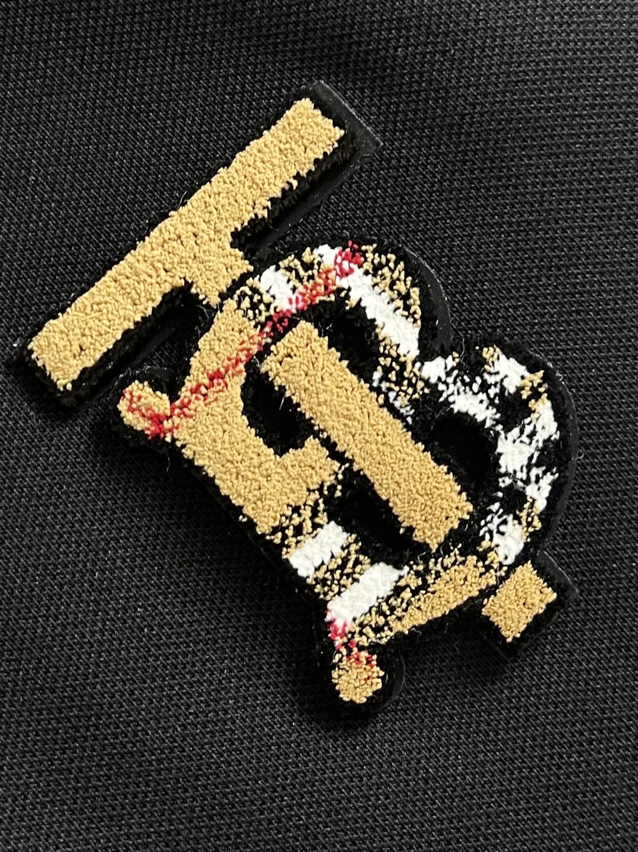 Burberry 2026SS春夏新款翻领Polo衫，经典织带门襟，TB植绒刺绣Logo标识，定制字母标