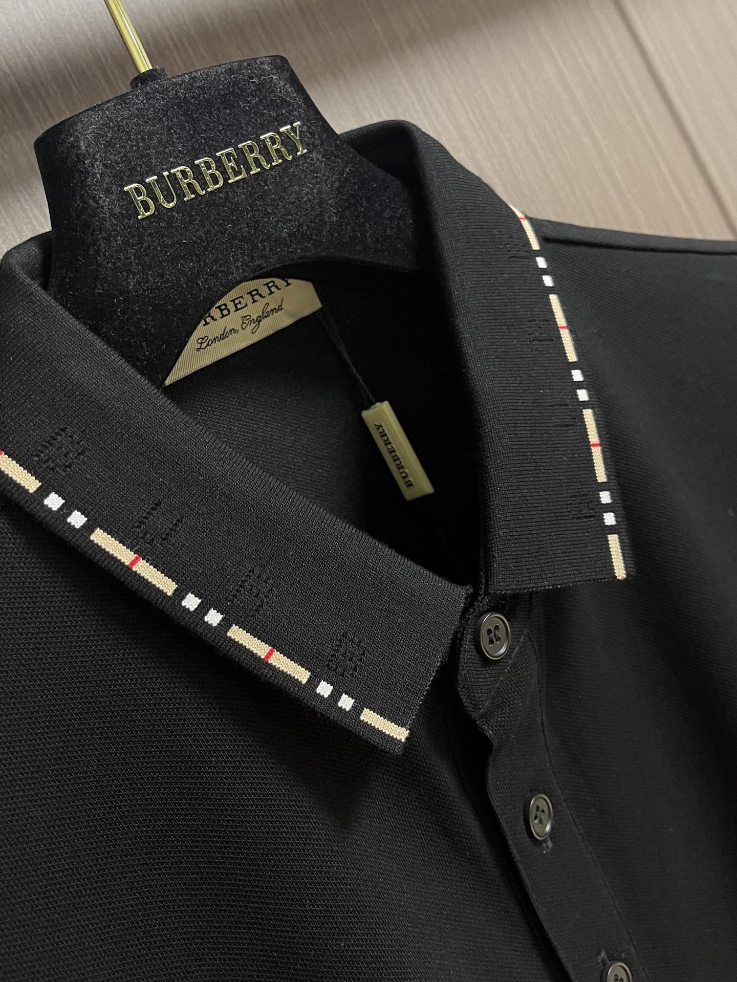 Burberry 2026SS春夏新款翻领Polo衫，经典织带门襟，TB植绒刺绣Logo标识，定制字母标