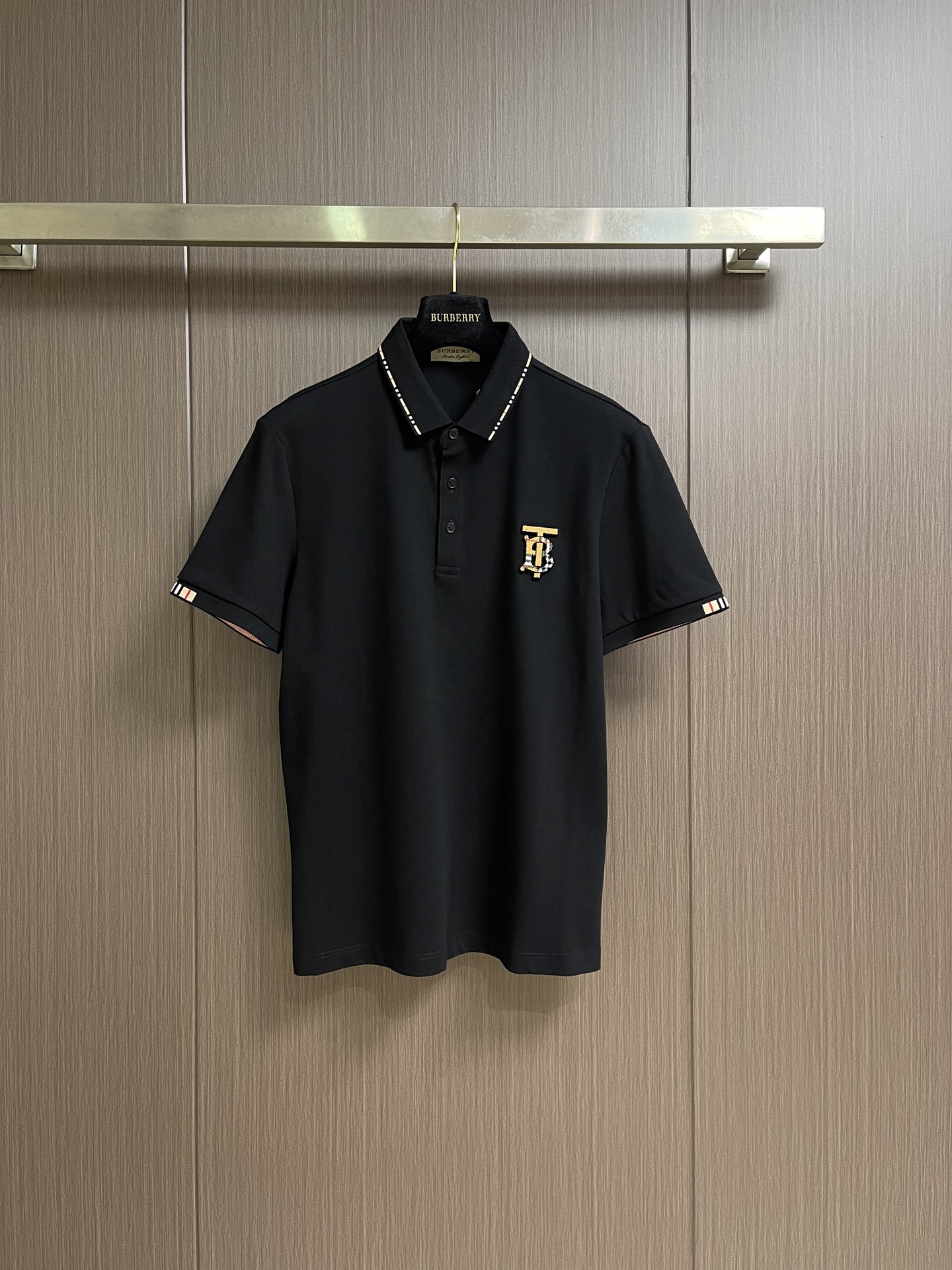 Burberry 2026SS春夏新款翻领Polo衫，经典织带门襟，TB植绒刺绣Logo标识，定制字母标