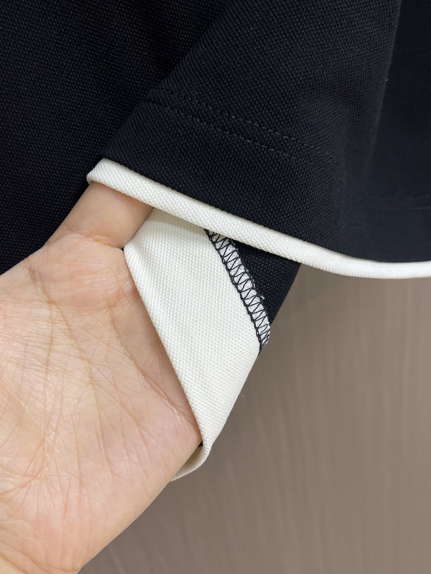 Burberry 2026SS春夏新款撞色翻领Polo衫，经典织带门襟，TB植绒刺绣Logo标识，定制字