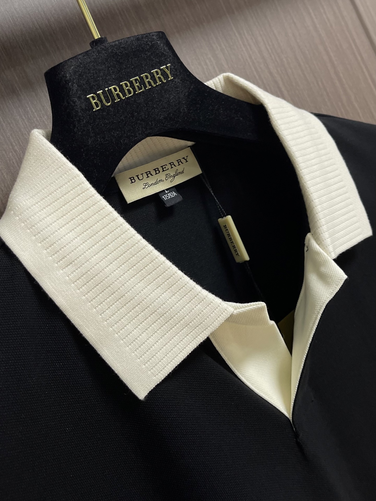 Burberry 2026SS春夏新款撞色翻领Polo衫，经典织带门襟，TB植绒刺绣Logo标识，定制字