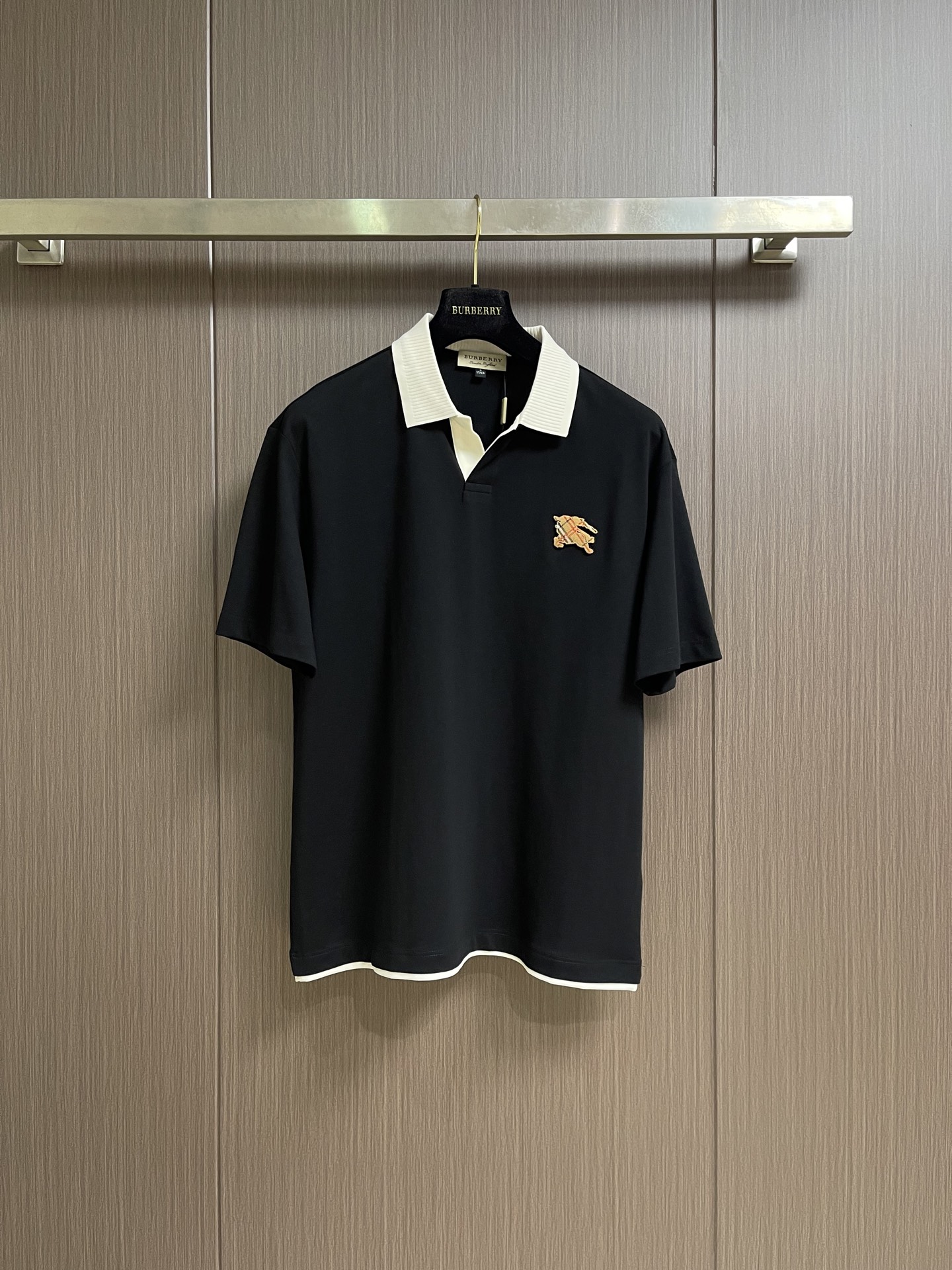 Burberry 2026SS春夏新款撞色翻领Polo衫，经典织带门襟，TB植绒刺绣Logo标识，定制字