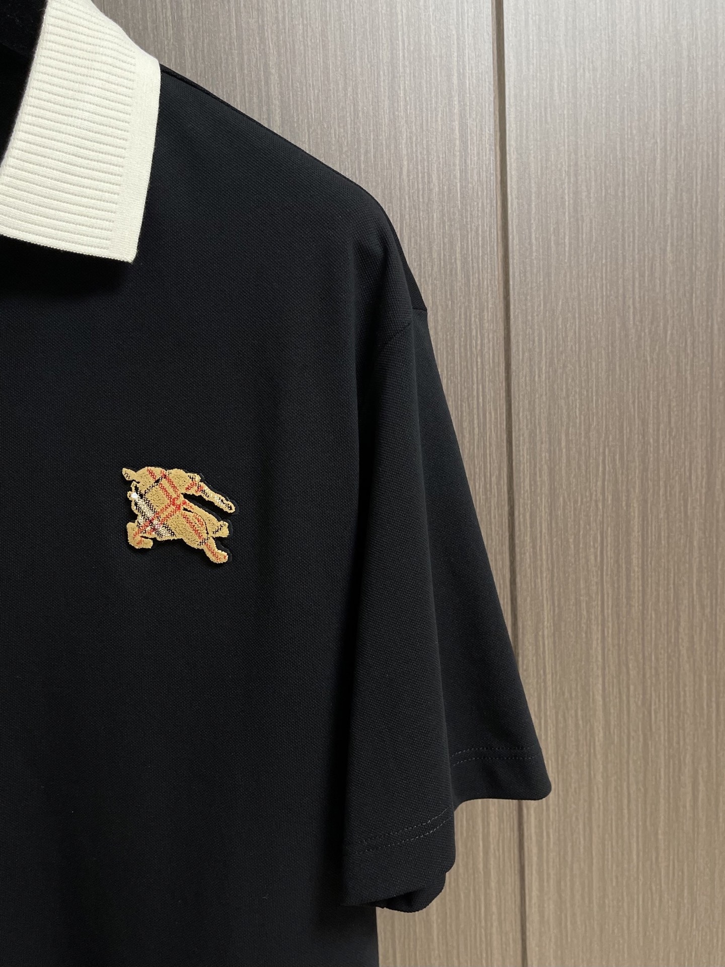 Burberry 2026SS春夏新款撞色翻领Polo衫，经典织带门襟，TB植绒刺绣Logo标识，定制字