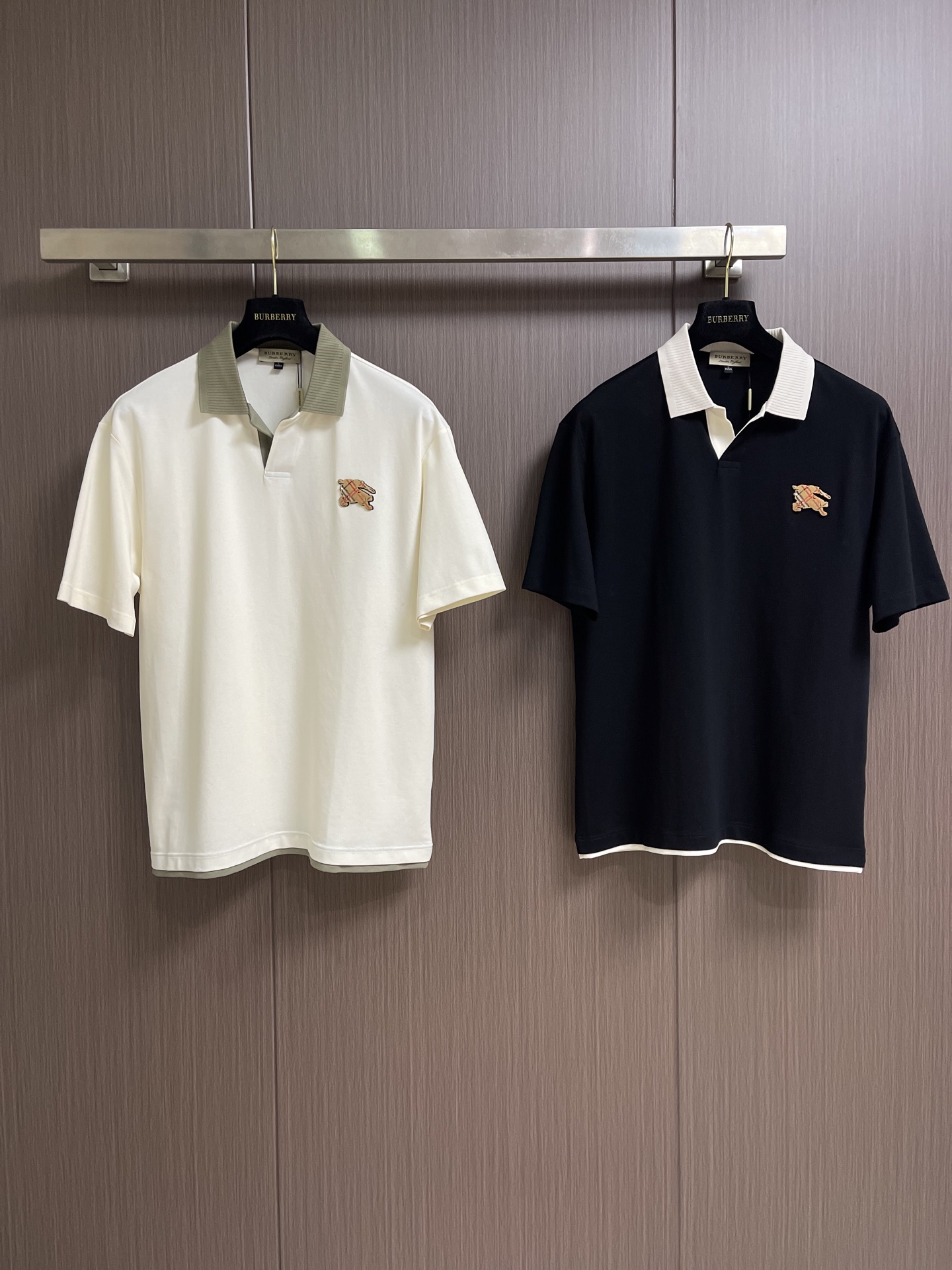 Burberry 2026SS春夏新款撞色翻领Polo衫，经典织带门襟，TB植绒刺绣Logo标识，定制字
