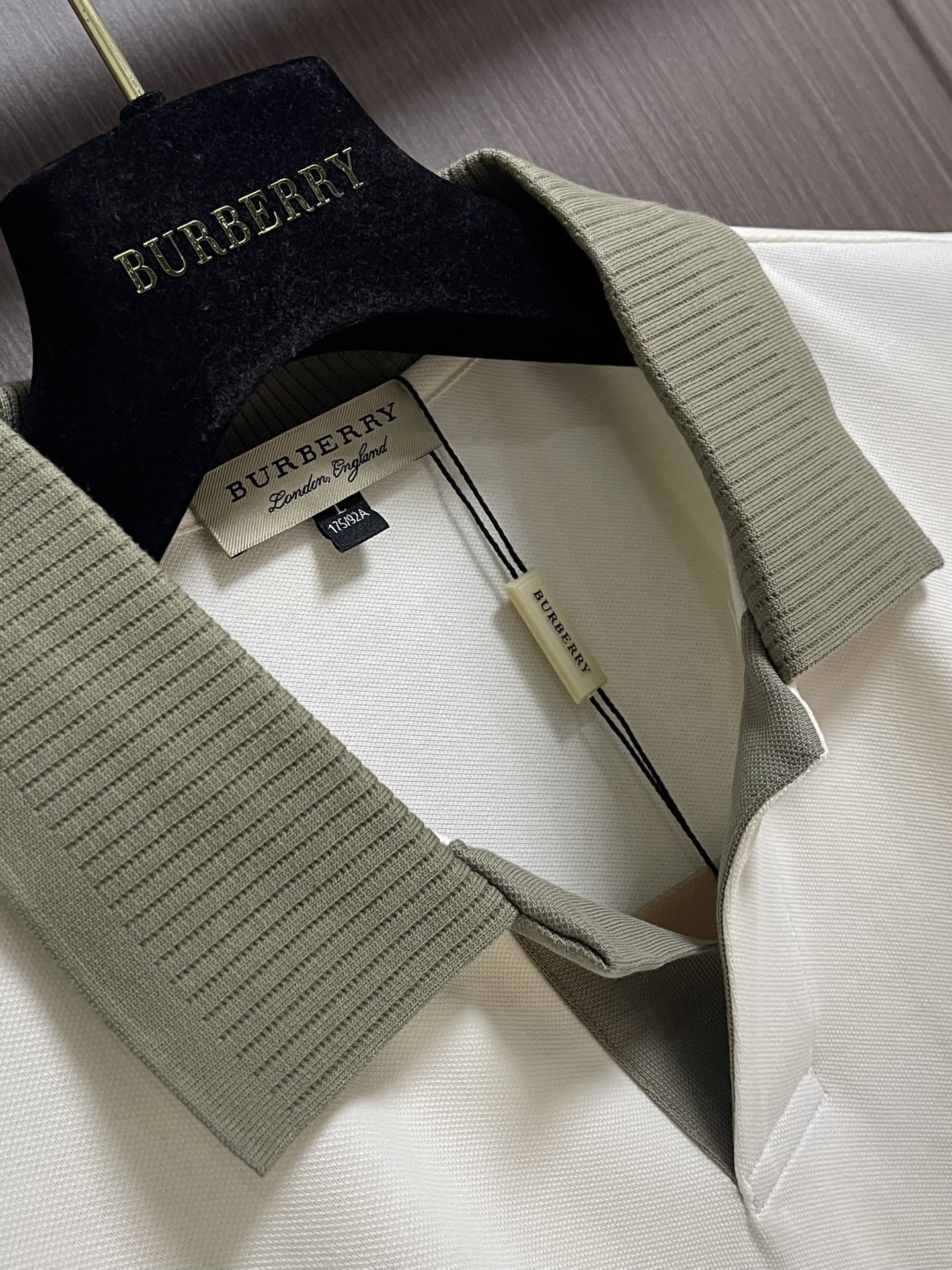 Burberry 2026SS春夏新款撞色翻领Polo衫，经典织带门襟，TB植绒刺绣Logo标识，定制字