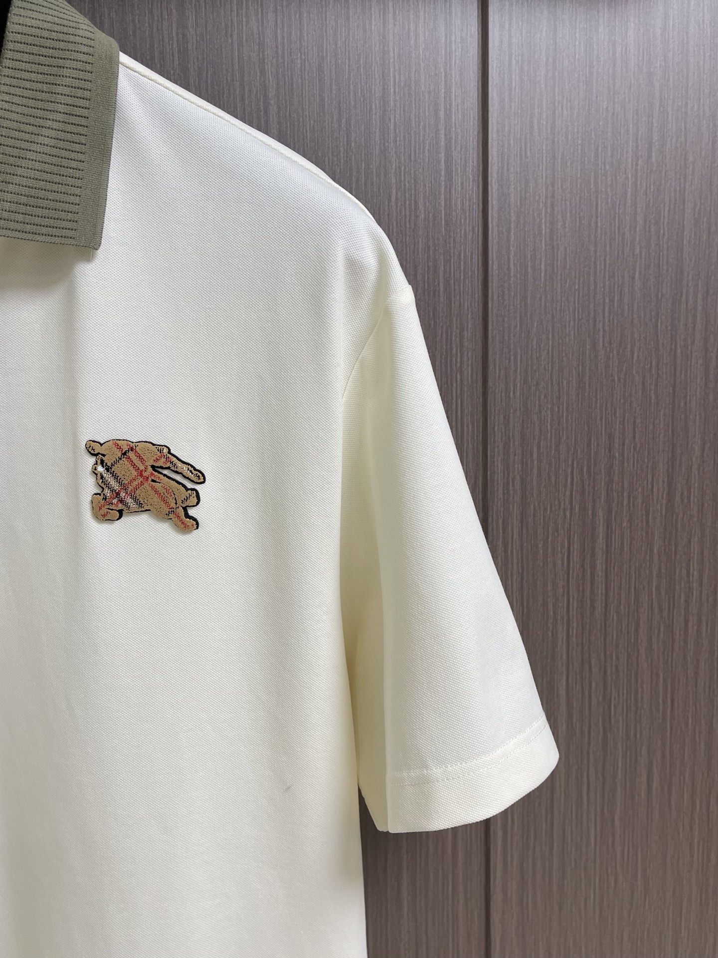 Burberry 2026SS春夏新款撞色翻领Polo衫，经典织带门襟，TB植绒刺绣Logo标识，定制字