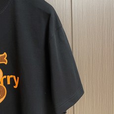 Burberry 2026SS TB logo装饰时尚圆领纯色短袖T恤。多年来以其完美无瑕、剪裁适宜、优 Burberry 2026SS TB logo装饰时尚圆领纯色短袖T恤。多年来以其完美无瑕、剪裁适宜、优