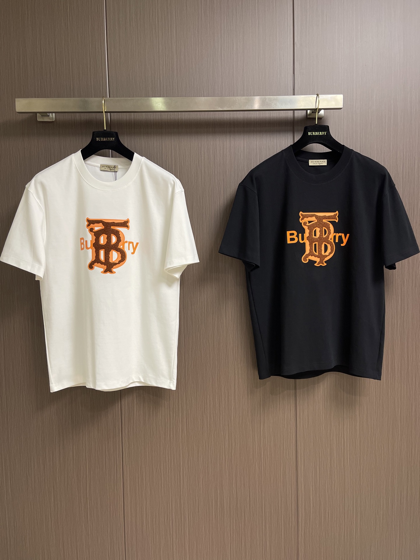 Burberry 2026SS TB logo装饰时尚圆领纯色短袖T恤。多年来以其完美无瑕、剪裁适宜、优