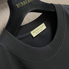 Burberry 2026SS TB logo装饰时尚圆领纯色短袖T恤。多年来以其完美无瑕、剪裁适宜、优 Burberry 2026SS TB logo装饰时尚圆领纯色短袖T恤。多年来以其完美无瑕、剪裁适宜、优