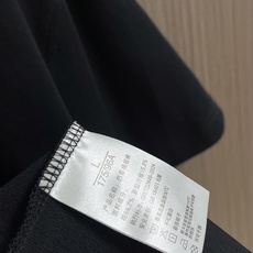 Burberry 2026SS TB logo装饰时尚圆领纯色短袖T恤。多年来以其完美无瑕、剪裁适宜、优 Burberry 2026SS TB logo装饰时尚圆领纯色短袖T恤。多年来以其完美无瑕、剪裁适宜、优