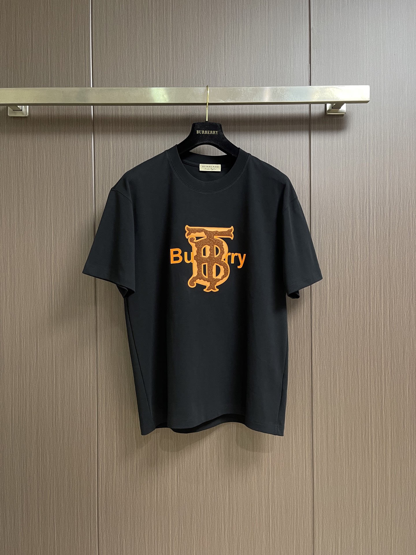 Burberry 2026SS TB logo装饰时尚圆领纯色短袖T恤。多年来以其完美无瑕、剪裁适宜、优