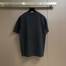 Burberry 2026SS TB logo装饰时尚圆领纯色短袖T恤。多年来以其完美无瑕、剪裁适宜、优 Burberry 2026SS TB logo装饰时尚圆领纯色短袖T恤。多年来以其完美无瑕、剪裁适宜、优