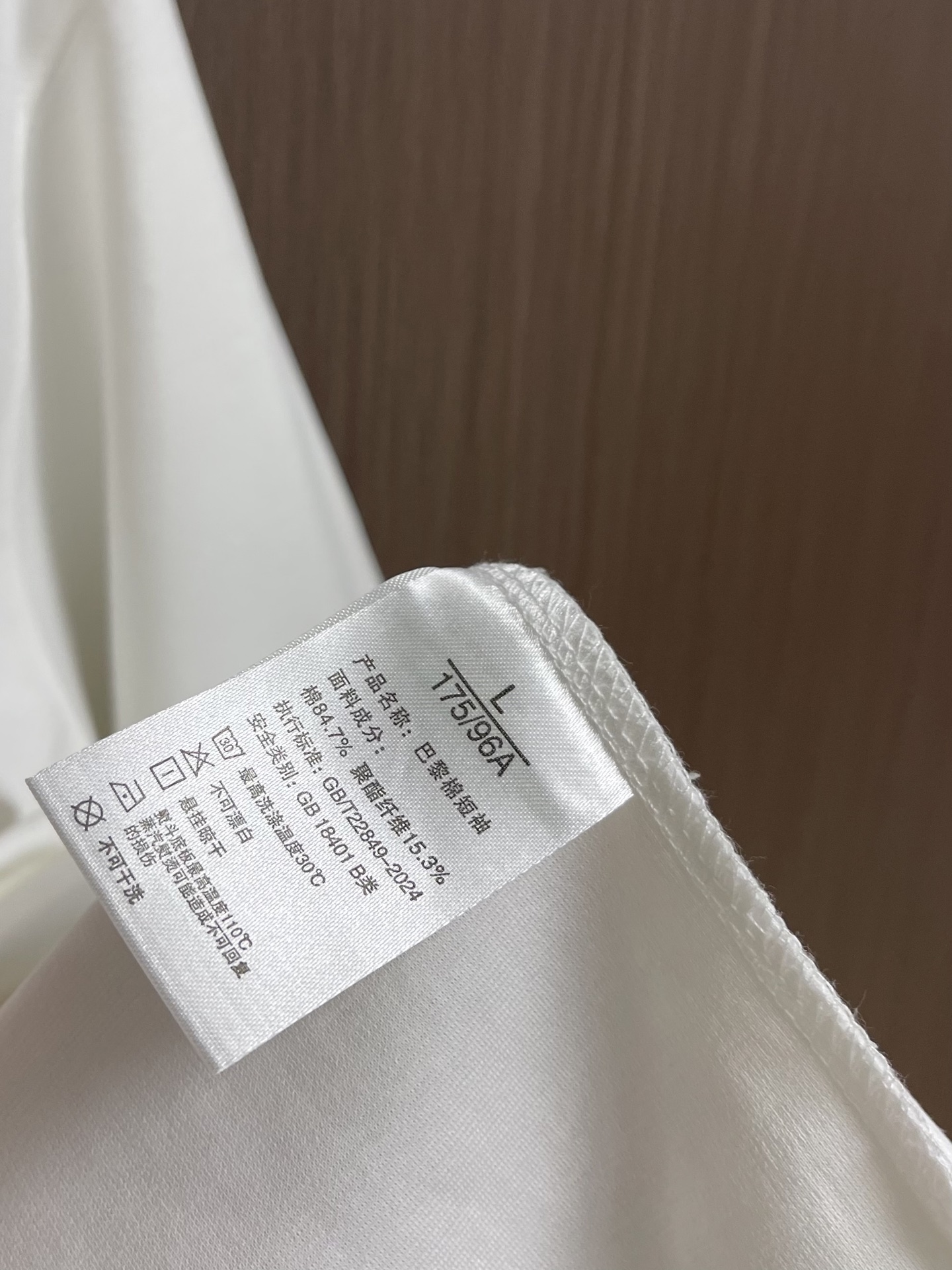 Burberry 2026SS TB logo装饰时尚圆领纯色短袖T恤。多年来以其完美无瑕、剪裁适宜、优