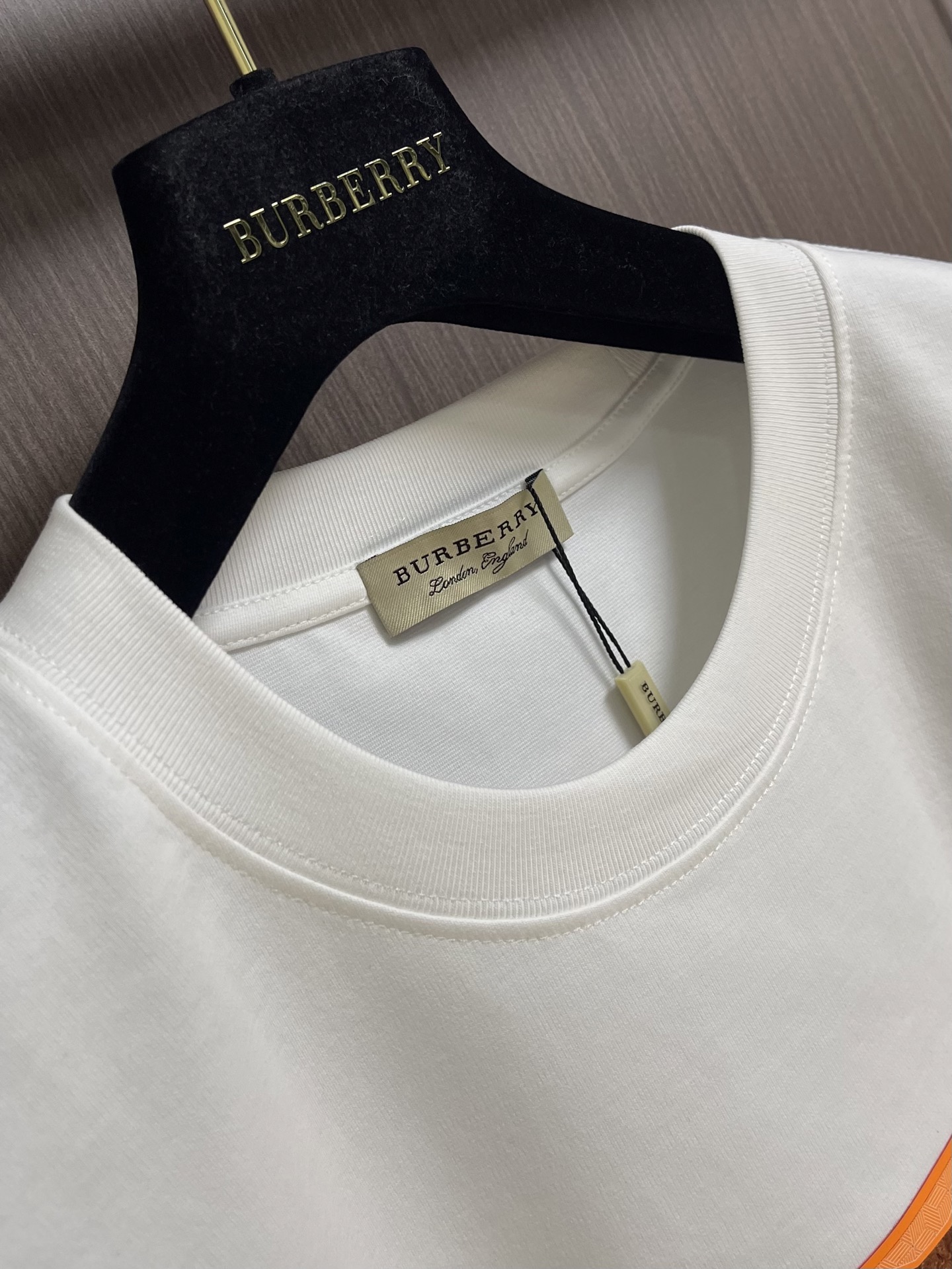Burberry 2026SS TB logo装饰时尚圆领纯色短袖T恤。多年来以其完美无瑕、剪裁适宜、优