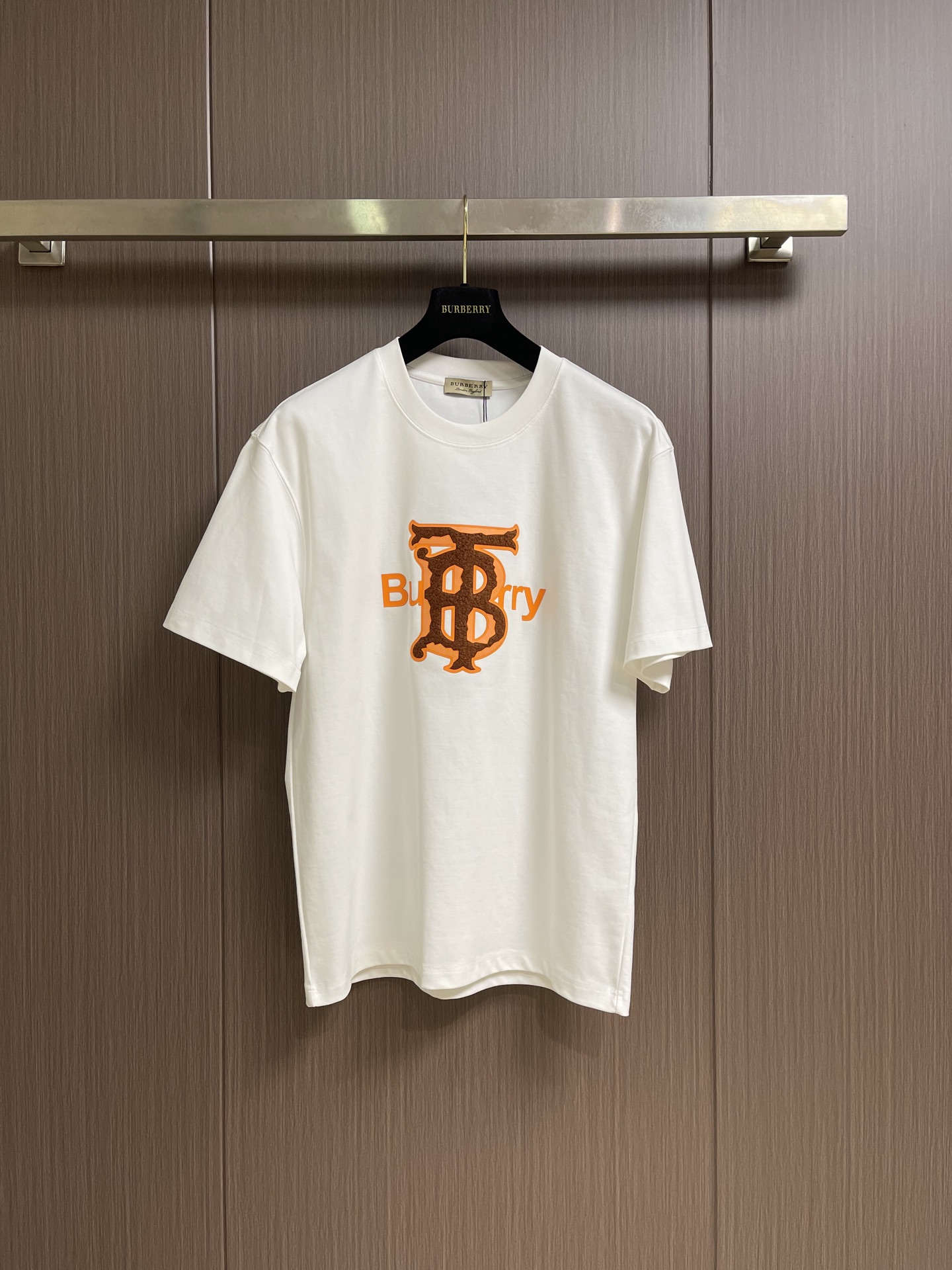 Burberry 2026SS TB logo装饰时尚圆领纯色短袖T恤。多年来以其完美无瑕、剪裁适宜、优