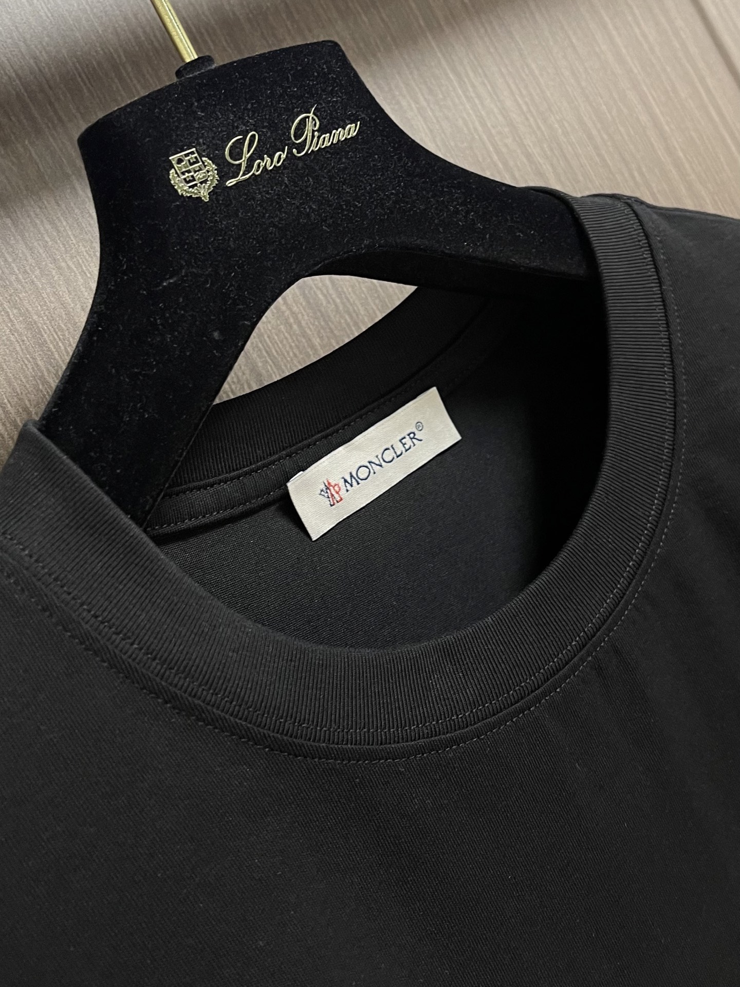 Moncler 立体刺绣标识短袖T恤，经典短袖3标齐全，潮男时尚，无论是上身舒适度还是都是无可比拟的存在