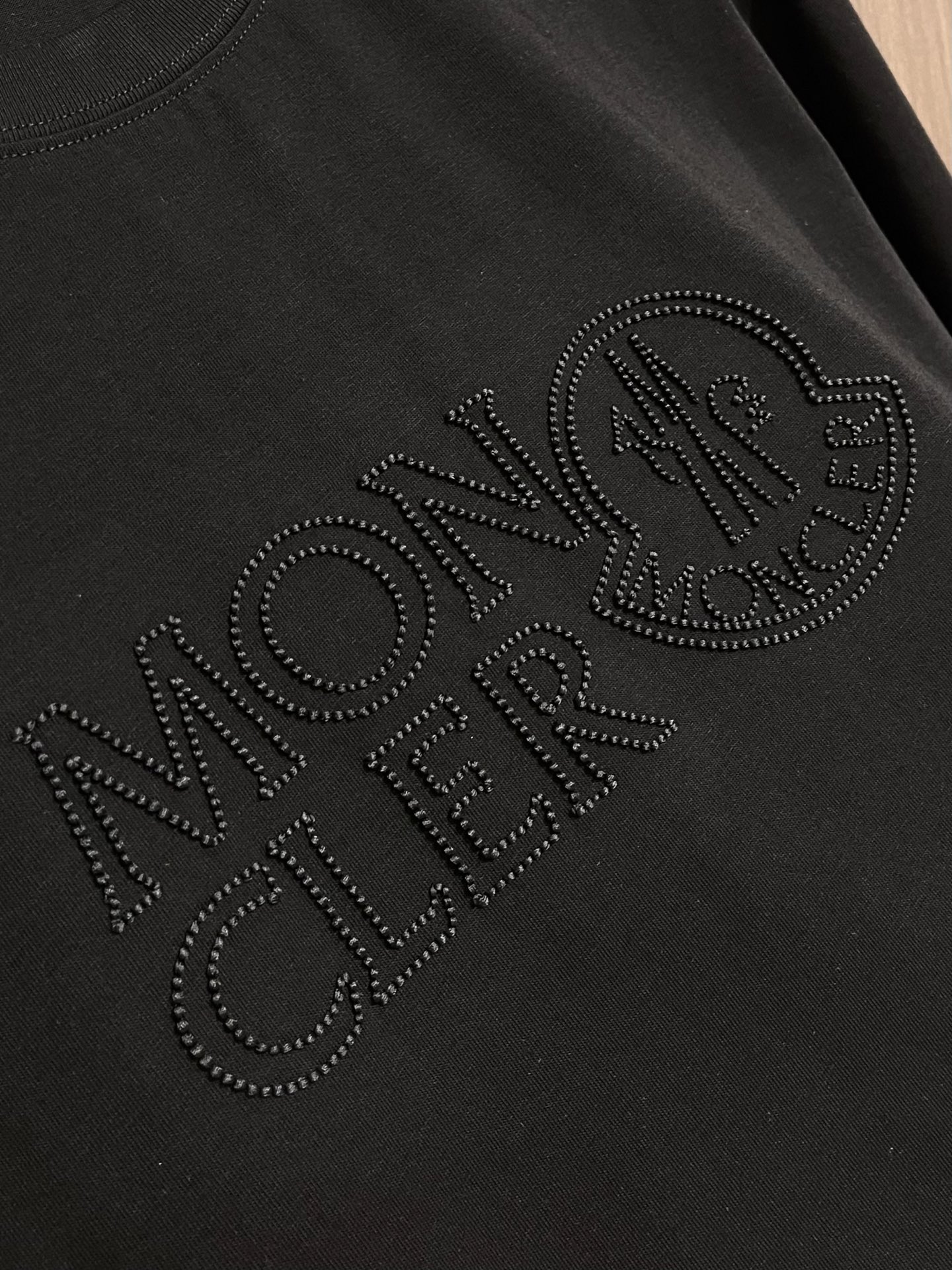 Moncler 立体刺绣标识短袖T恤，经典短袖3标齐全，潮男时尚，无论是上身舒适度还是都是无可比拟的存在