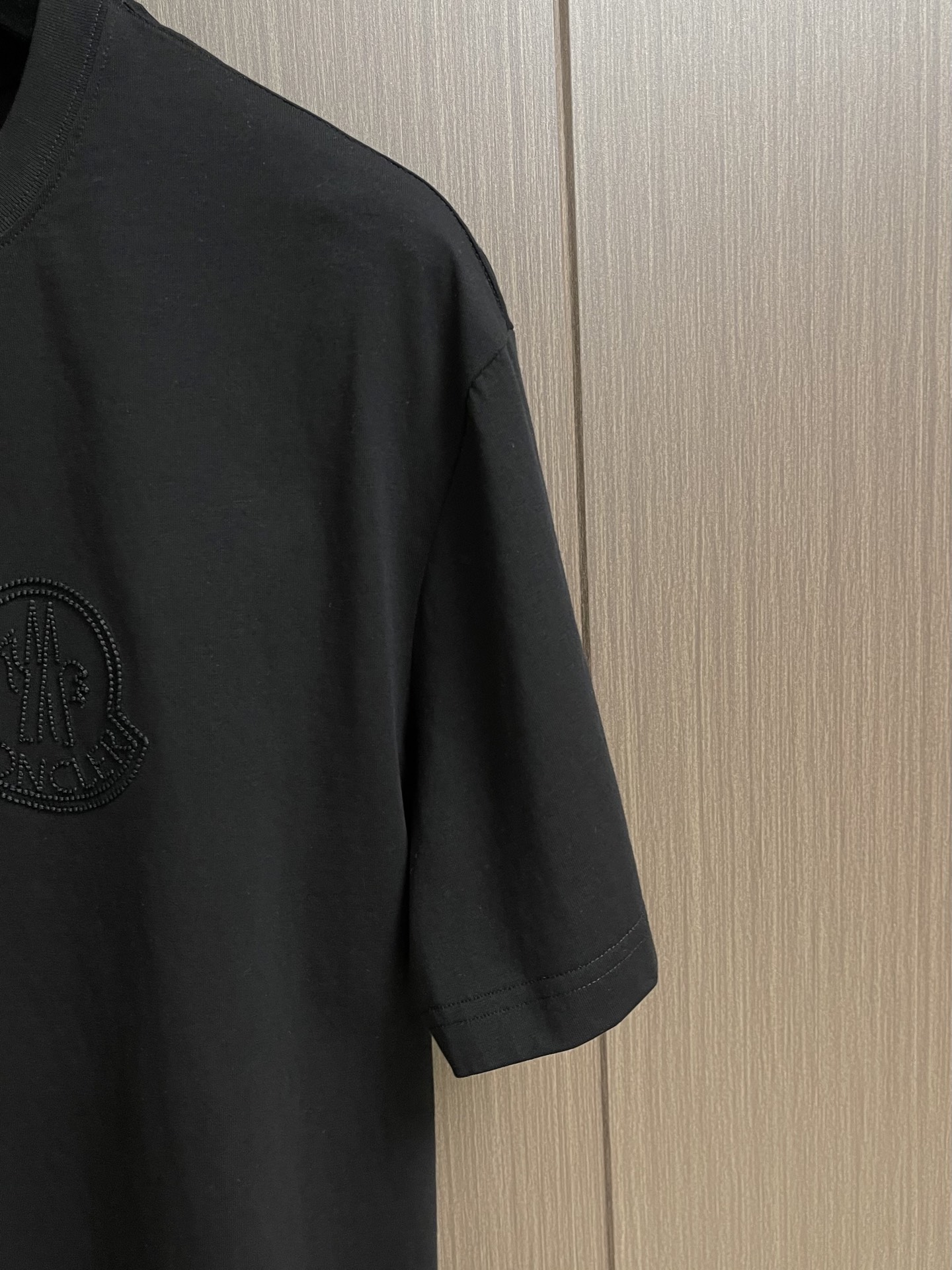 Moncler 立体刺绣标识短袖T恤，经典短袖3标齐全，潮男时尚，无论是上身舒适度还是都是无可比拟的存在