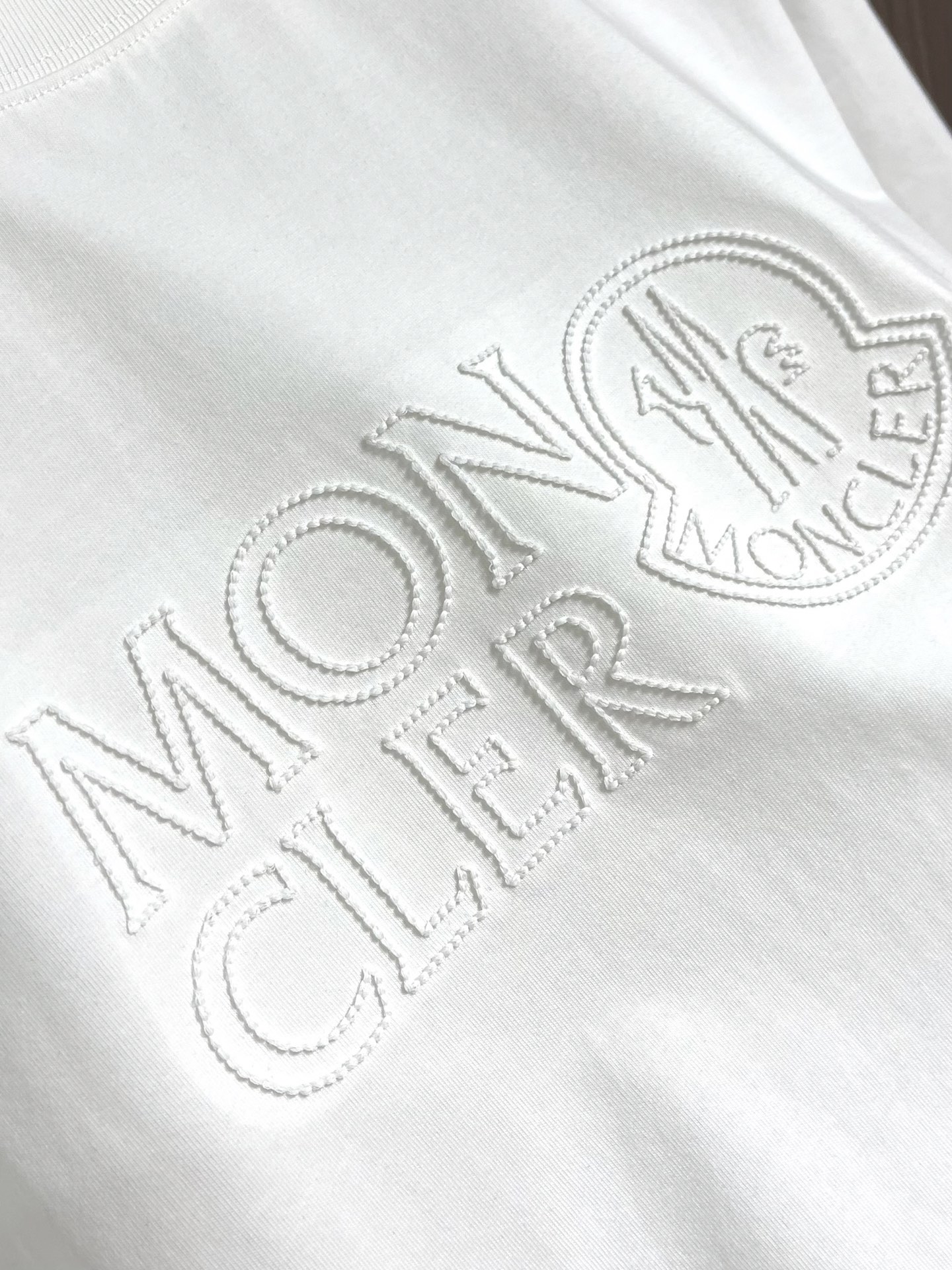 Moncler 立体刺绣标识短袖T恤，经典短袖3标齐全，潮男时尚，无论是上身舒适度还是都是无可比拟的存在