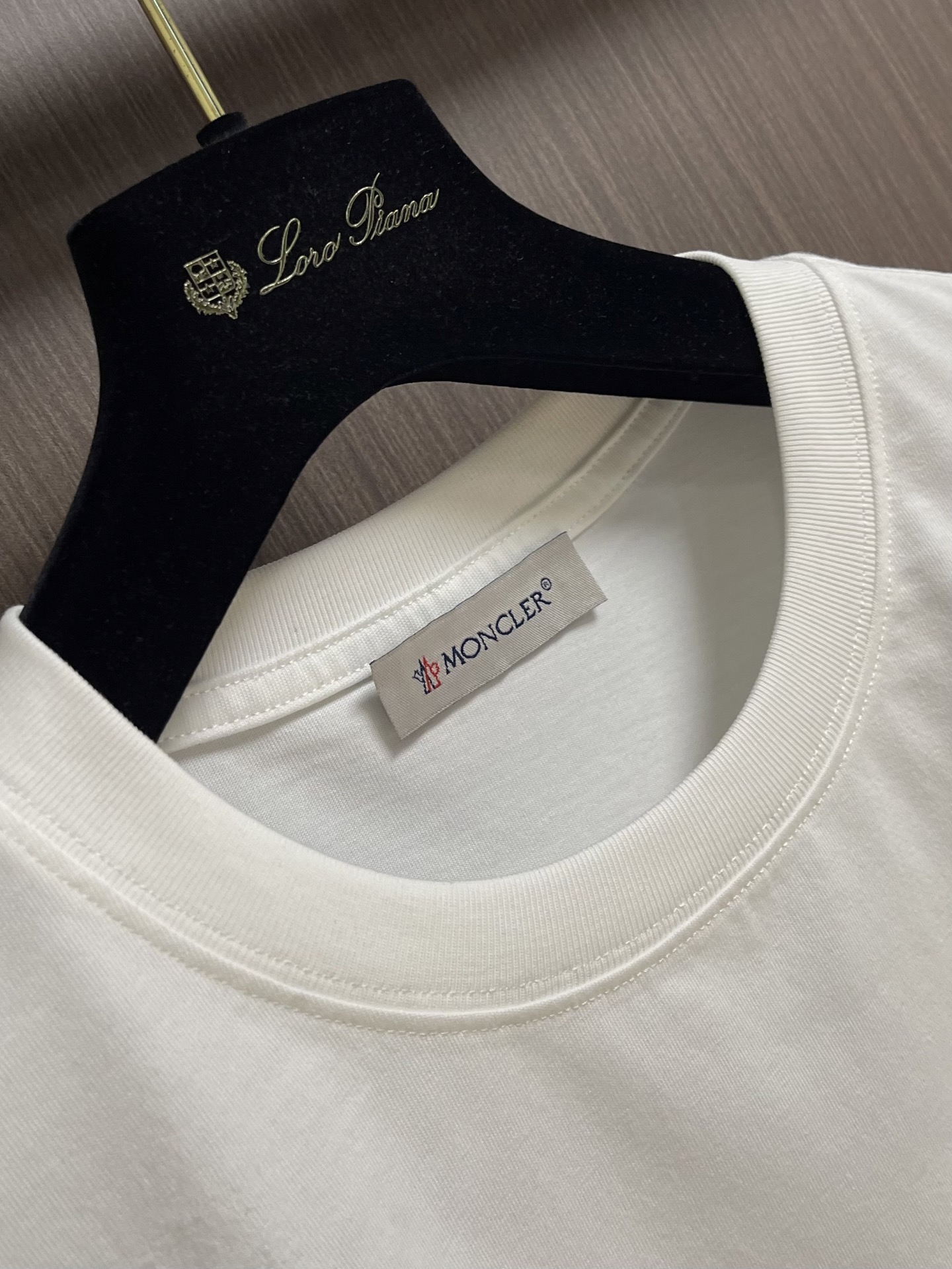 Moncler 立体刺绣标识短袖T恤，经典短袖3标齐全，潮男时尚，无论是上身舒适度还是都是无可比拟的存在