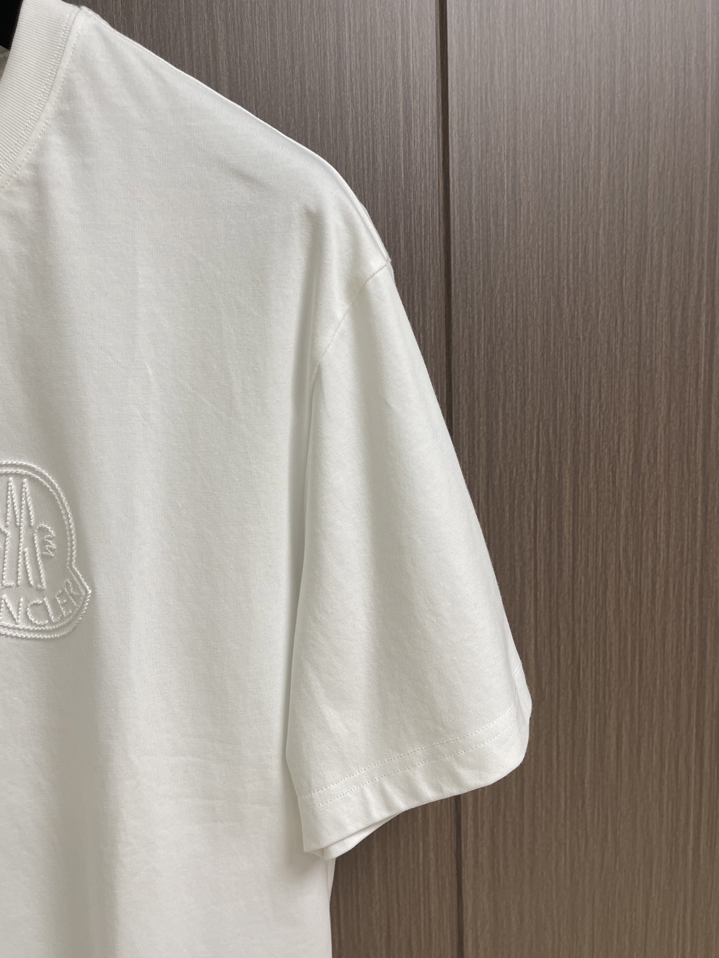 Moncler 立体刺绣标识短袖T恤，经典短袖3标齐全，潮男时尚，无论是上身舒适度还是都是无可比拟的存在