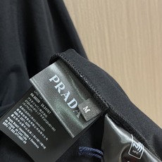 Prada 三角徽标短袖Polo衫 定制云境奢柔精梳棉 细腻柔软 舒适亲肤 以纯净素白为底 如月光般清透 Prada 三角徽标短袖Polo衫 定制云境奢柔精梳棉 细腻柔软 舒适亲肤 以纯净素白为底 如月光般清透
