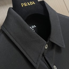 Prada 三角徽标短袖Polo衫 定制云境奢柔精梳棉 细腻柔软 舒适亲肤 以纯净素白为底 如月光般清透 Prada 三角徽标短袖Polo衫 定制云境奢柔精梳棉 细腻柔软 舒适亲肤 以纯净素白为底 如月光般清透