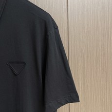Prada 三角徽标短袖Polo衫 定制云境奢柔精梳棉 细腻柔软 舒适亲肤 以纯净素白为底 如月光般清透 Prada 三角徽标短袖Polo衫 定制云境奢柔精梳棉 细腻柔软 舒适亲肤 以纯净素白为底 如月光般清透