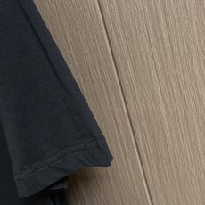 Prada 三角徽标短袖Polo衫 定制云境奢柔精梳棉 细腻柔软 舒适亲肤 以纯净素白为底 如月光般清透 Prada 三角徽标短袖Polo衫 定制云境奢柔精梳棉 细腻柔软 舒适亲肤 以纯净素白为底 如月光般清透