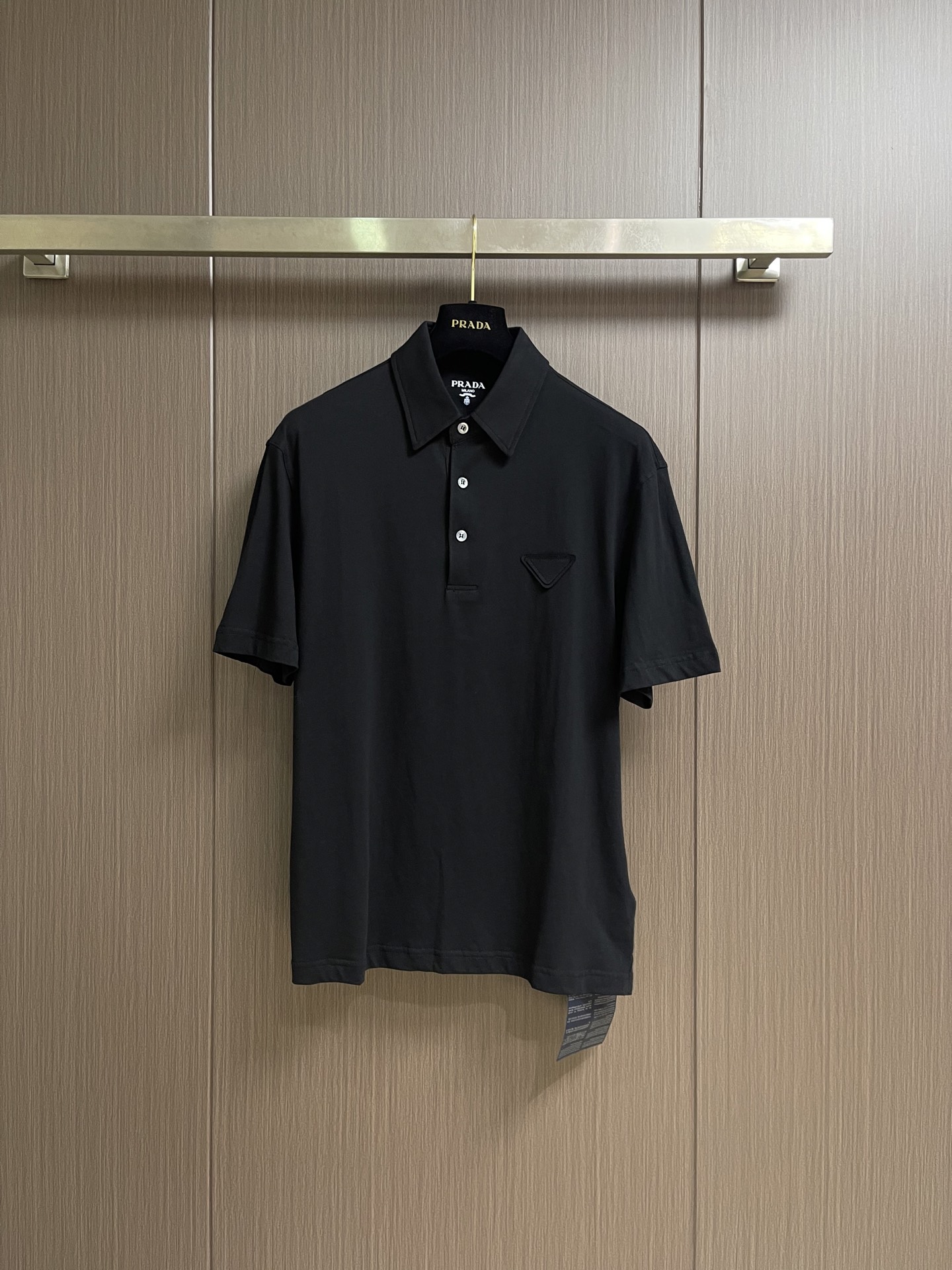 Prada 三角徽标短袖Polo衫 定制云境奢柔精梳棉 细腻柔软 舒适亲肤 以纯净素白为底 如月光般清透