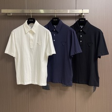 Prada 三角徽标短袖Polo衫 定制云境奢柔精梳棉 细腻柔软 舒适亲肤 以纯净素白为底 如月光般清透 Prada 三角徽标短袖Polo衫 定制云境奢柔精梳棉 细腻柔软 舒适亲肤 以纯净素白为底 如月光般清透