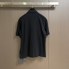 Prada 三角徽标短袖Polo衫 定制云境奢柔精梳棉 细腻柔软 舒适亲肤 以纯净素白为底 如月光般清透 Prada 三角徽标短袖Polo衫 定制云境奢柔精梳棉 细腻柔软 舒适亲肤 以纯净素白为底 如月光般清透
