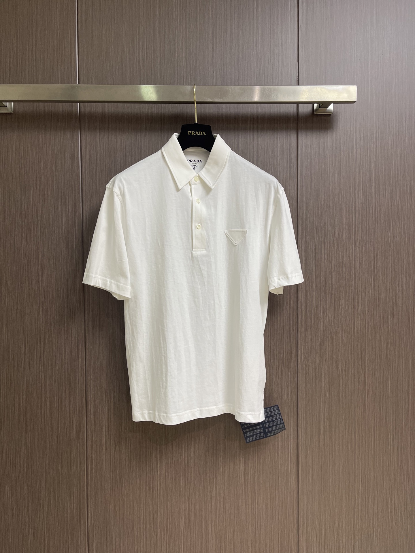 Prada 三角徽标短袖Polo衫 定制云境奢柔精梳棉 细腻柔软 舒适亲肤 以纯净素白为底 如月光般清透