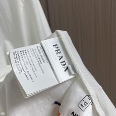 Prada 三角徽标短袖Polo衫 定制云境奢柔精梳棉 细腻柔软 舒适亲肤 以纯净素白为底 如月光般清透 Prada 三角徽标短袖Polo衫 定制云境奢柔精梳棉 细腻柔软 舒适亲肤 以纯净素白为底 如月光般清透