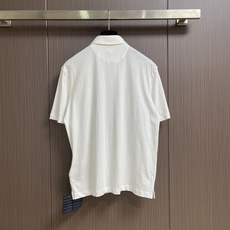 Prada 三角徽标短袖Polo衫 定制云境奢柔精梳棉 细腻柔软 舒适亲肤 以纯净素白为底 如月光般清透 Prada 三角徽标短袖Polo衫 定制云境奢柔精梳棉 细腻柔软 舒适亲肤 以纯净素白为底 如月光般清透