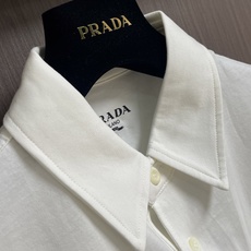 Prada 三角徽标短袖Polo衫 定制云境奢柔精梳棉 细腻柔软 舒适亲肤 以纯净素白为底 如月光般清透 Prada 三角徽标短袖Polo衫 定制云境奢柔精梳棉 细腻柔软 舒适亲肤 以纯净素白为底 如月光般清透
