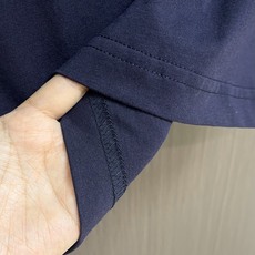 Prada 三角徽标短袖Polo衫 定制云境奢柔精梳棉 细腻柔软 舒适亲肤 以纯净素白为底 如月光般清透 Prada 三角徽标短袖Polo衫 定制云境奢柔精梳棉 细腻柔软 舒适亲肤 以纯净素白为底 如月光般清透